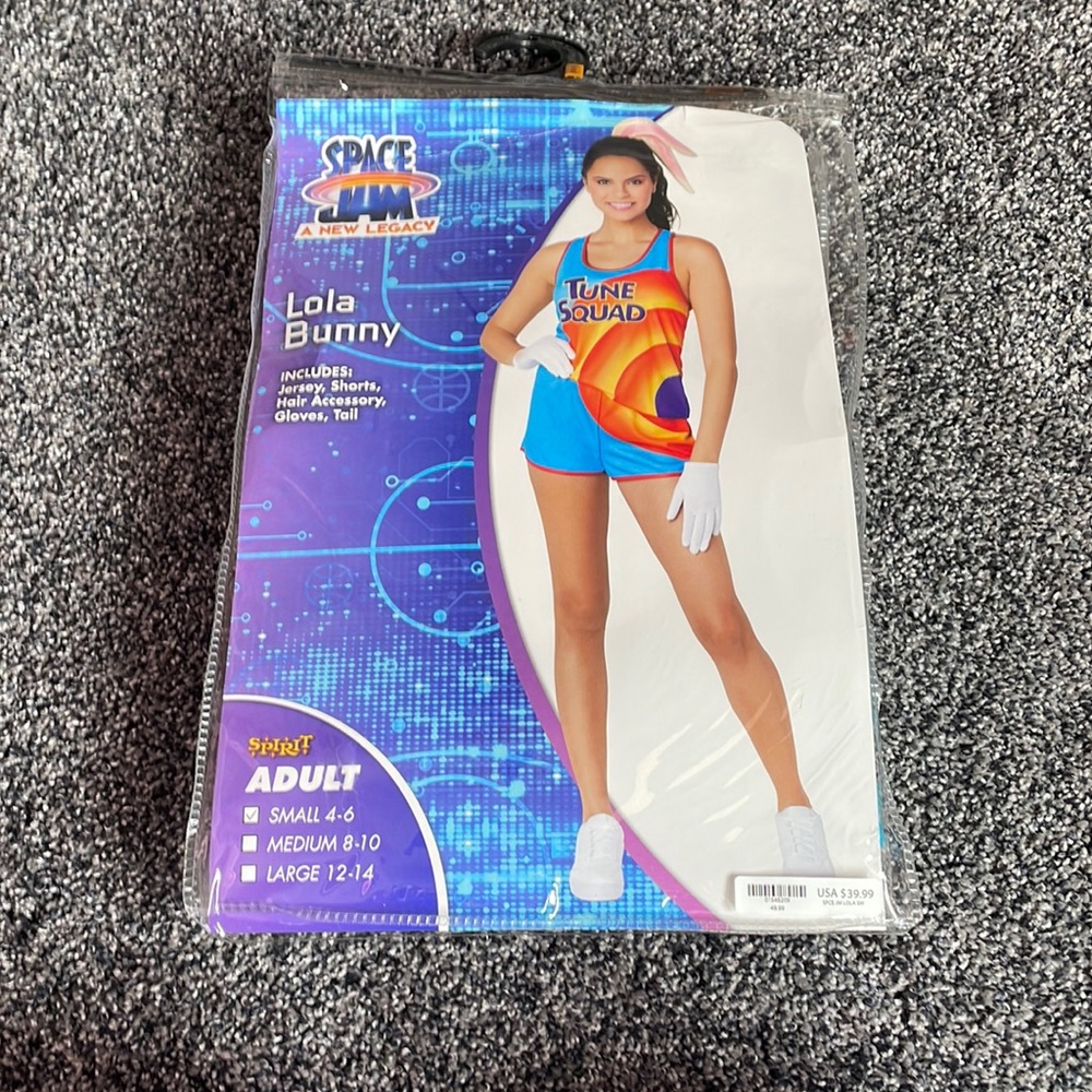 Lola bunny Halloween costume size small! Ears, gloves, jersey and shorts!